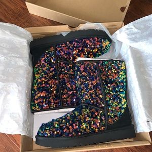 NIB UGGS CLASSIC SHORT STELLAR SEQUIN